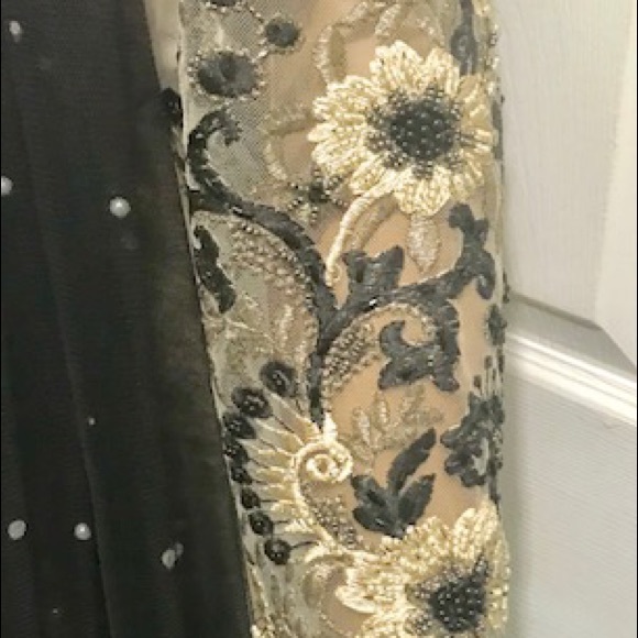 Whit net with black work - Picture 2 of 3